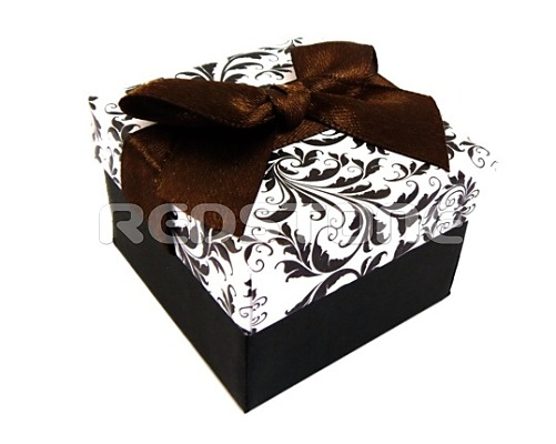 Papírová krabička s ornamentem a mašlí